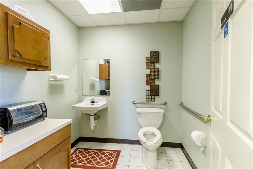 More Photos Of 252 David Pky, Ontario Warehouse For Lease