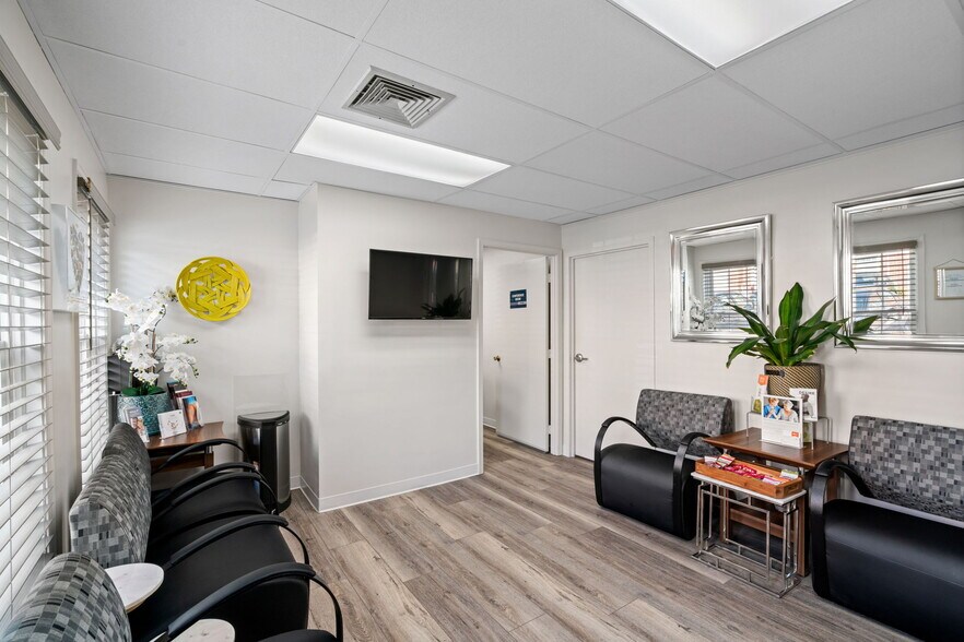 More Photos Of 9668-9683 Main St, Fairfax Medical For Lease