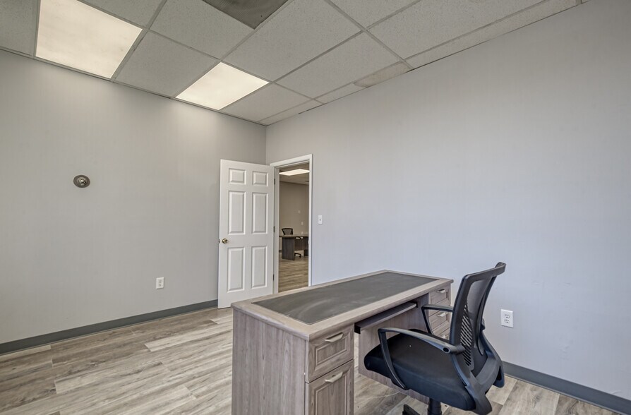 More Photos Of 6501 Arlington Expy, Jacksonville Office Residential For Lease