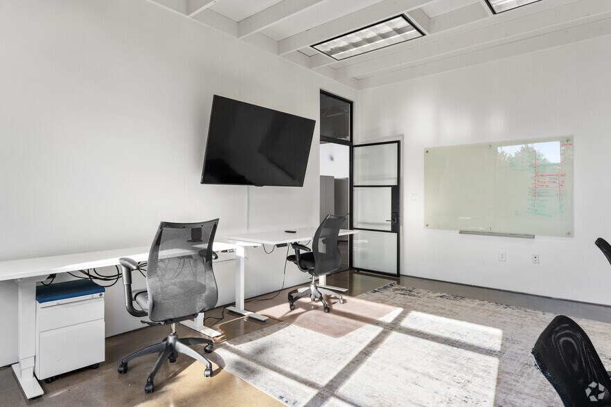 More Photos Of 324 Commons Dr, Birmingham Coworking Space