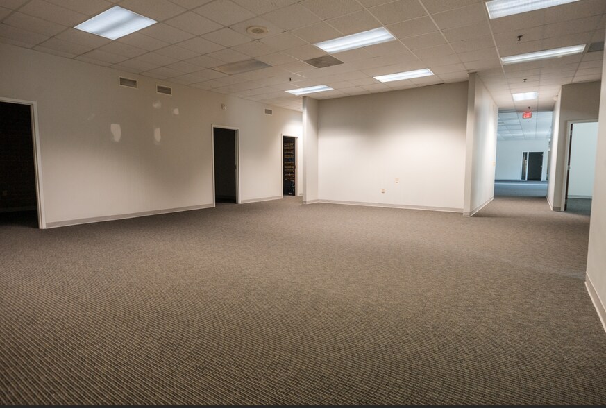 More Photos Of 314 S Chimney Rock Rd, Greensboro Distribution For Lease