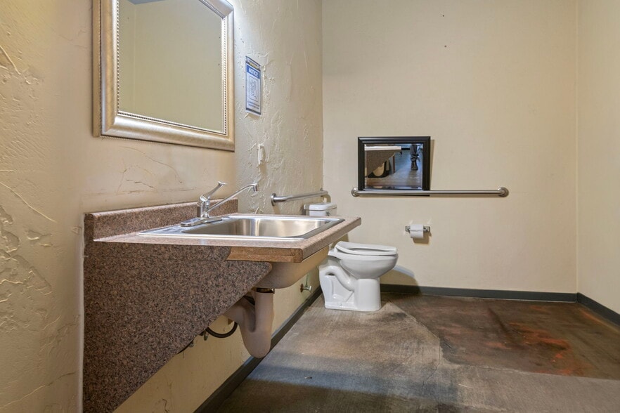 More Photos Of 23 NW Greenwood Ave, Bend Storefront For Sale