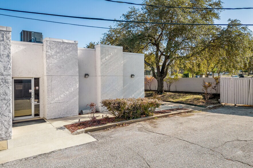 More Photos Of 8363 Meadow Rd, Dallas Office For Sale