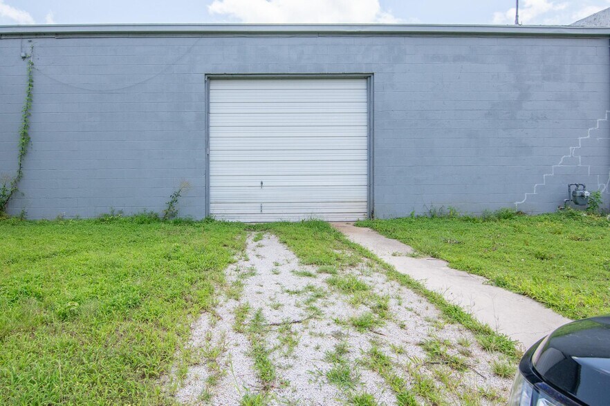 More Photos Of 1609 Coggin Ave, Brownwood General Retail For Lease