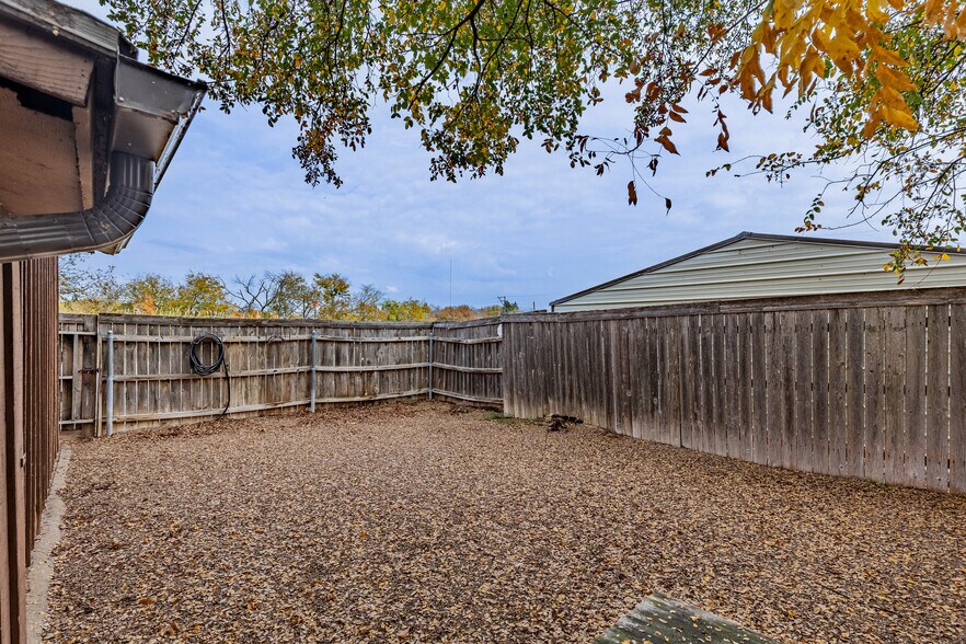 More Photos Of 825 N Crockett St, Sherman Office For Sale