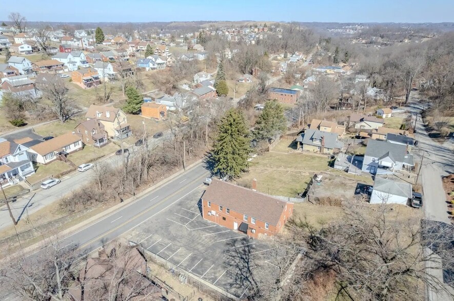 More Photos Of 825 5th Ave, East McKeesport Bar For Lease