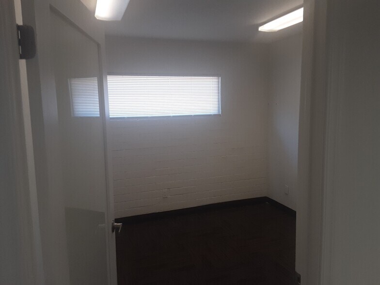 More Photos Of 2412 W Greenway Rd, Phoenix Office For Lease