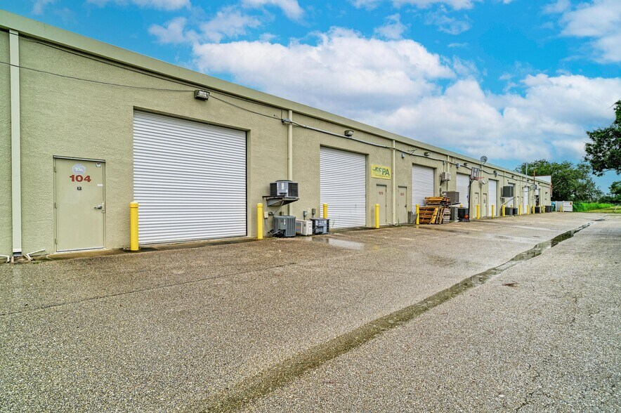 More Photos Of 2555 Porter Lake Dr, Sarasota Light Manufacturing For Sale