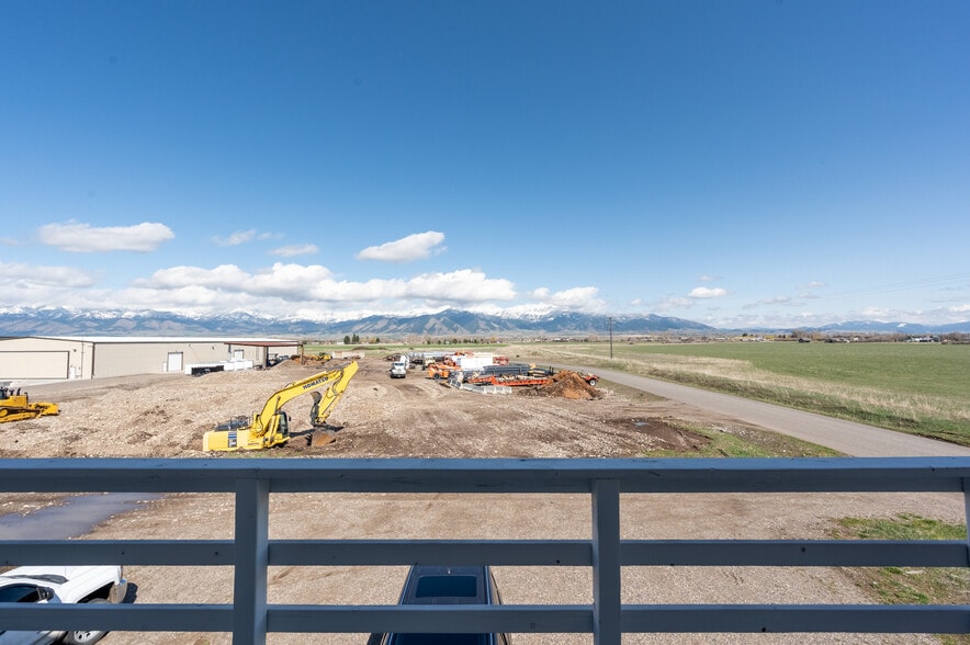 More Photos Of 211 Jetway Dr, Belgrade Flex For Sale