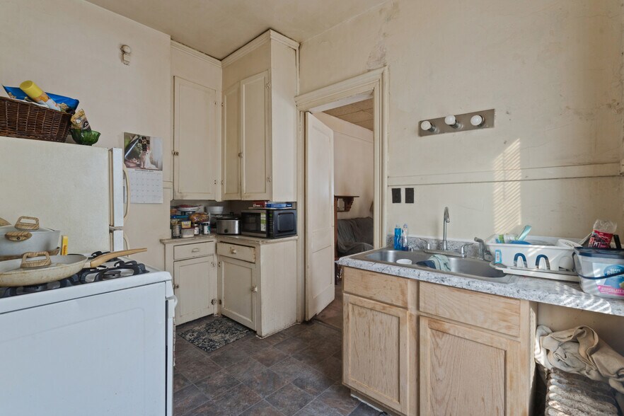 More Photos Of 431 6th Ave S, Clinton Apartments For Sale