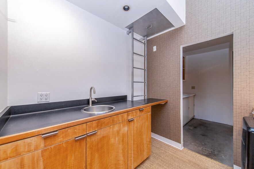 More Photos Of 2482 Newport Blvd, Costa Mesa Loft Creative Space For Lease