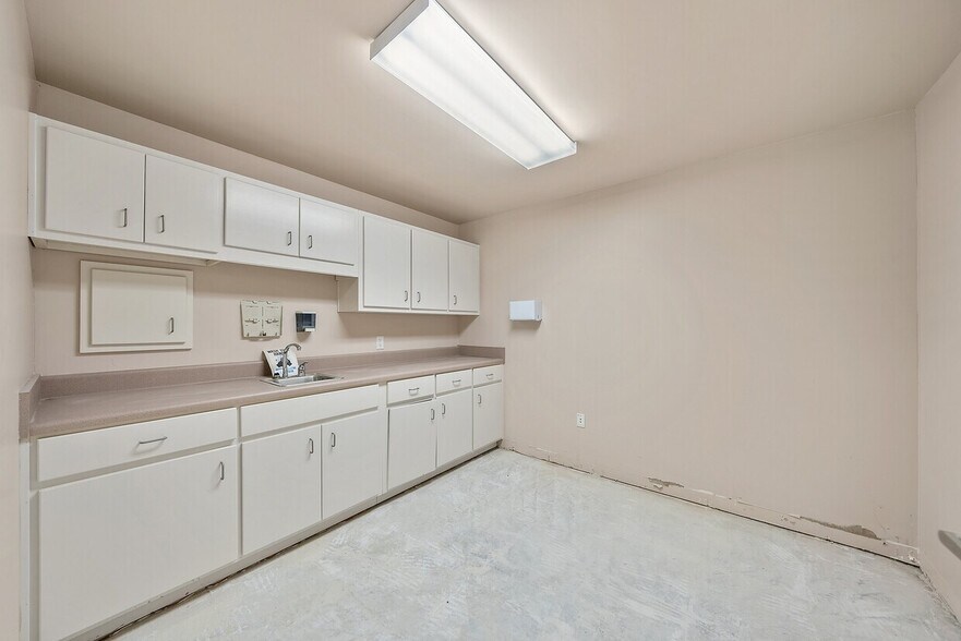 More Photos Of 230 N Tyndall Pky, Panama City Office For Lease