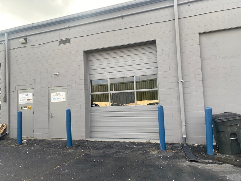 More Photos Of 1936-1962 Star Batt Dr, Rochester Hills Showroom For Lease