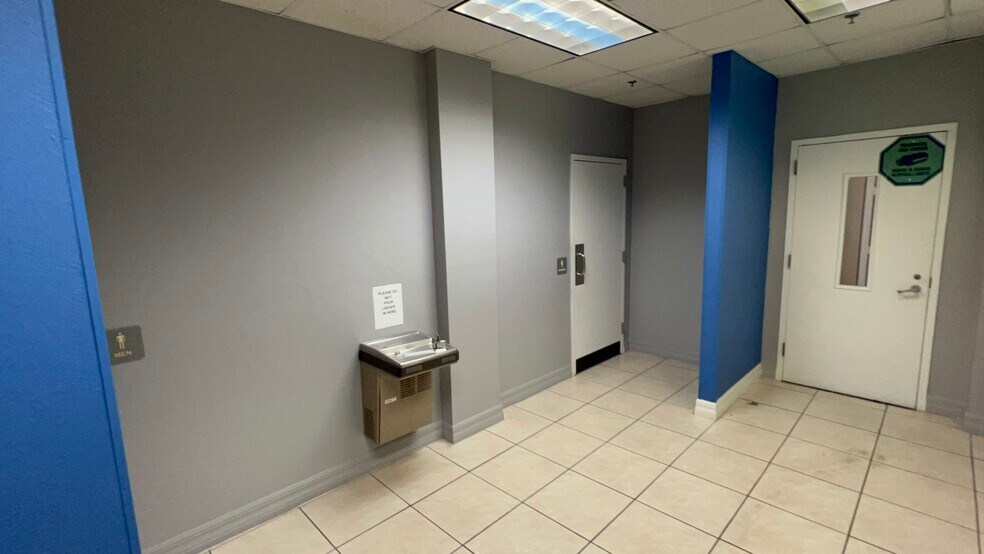 More Photos Of 4940 Bayline Dr, North Fort Myers Warehouse For Lease