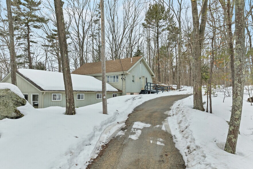 More Photos Of 1 Young Ln, Newmarket Flex For Sale