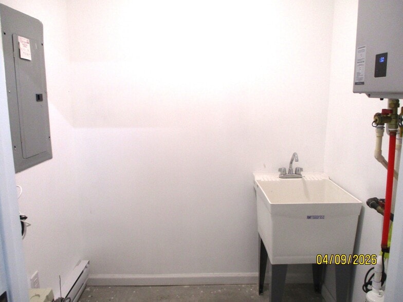 More Photos Of 67 Woodside Pl, Newark Flex For Sale