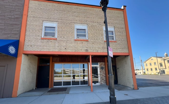 Primary Photo Of 211 N Appleton St, Appleton Storefront Retail Residential For Lease