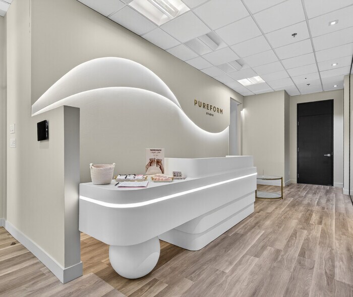 More Photos Of 1428-1432 Boul Saint-Martin O, Laval Office For Sale