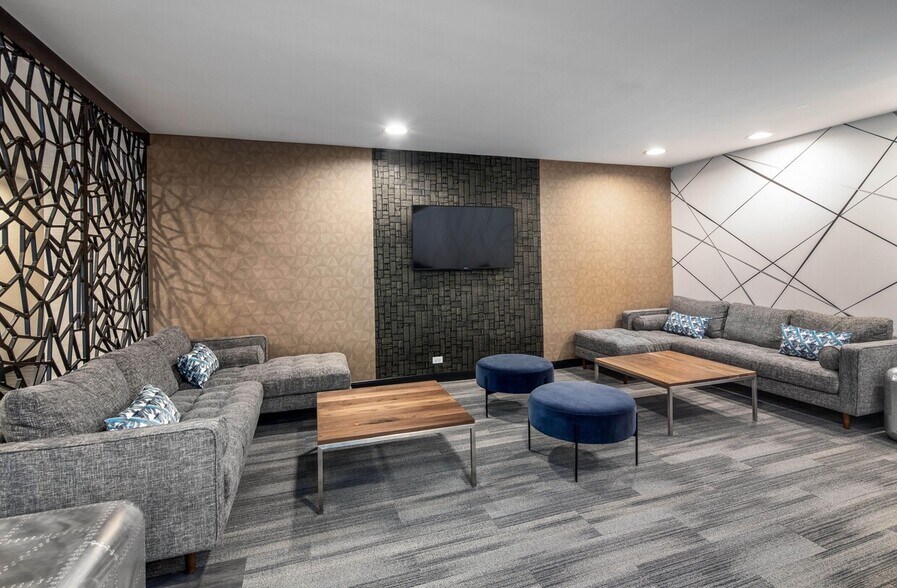 More Photos Of 10255 W Higgins Rd, Rosemont Office For Sale