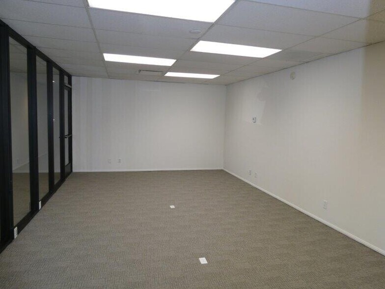 More Photos Of 447 W Burchett St, Glendale Office For Sale