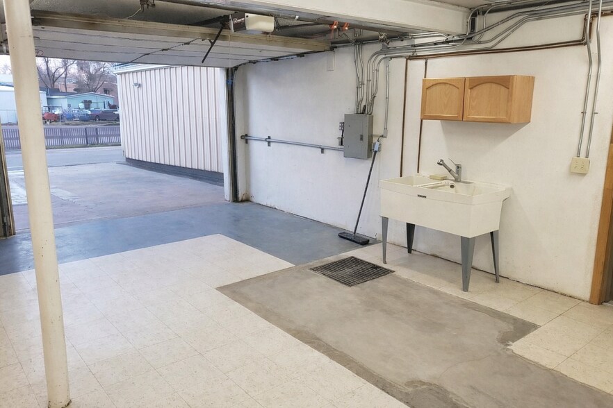 More Photos Of 649 N Front St, Rock Springs Warehouse For Lease