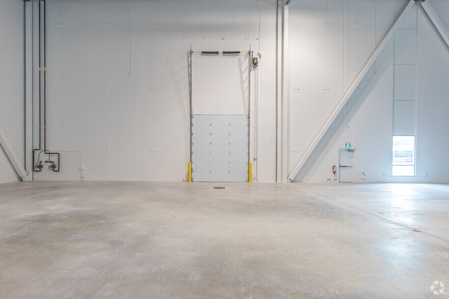 More Photos Of 112 E Beaver Creek Rd, Richmond Hill Warehouse For Lease