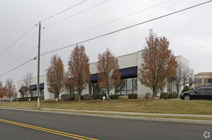 More Photos Of 1346 S Legend Hills Dr, Clearfield Freestanding For Lease