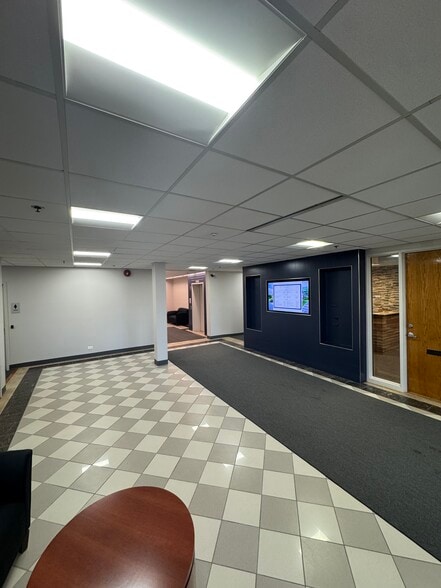 More Photos Of 1601 Bond St, Naperville Office For Lease