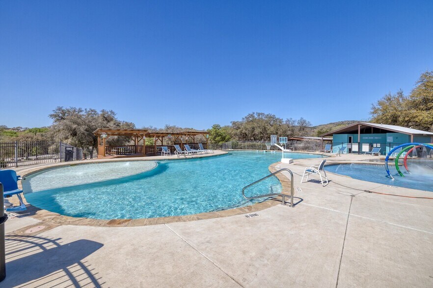 More Photos Of 49 Encino Dr, Concan Convenience Store For Sale