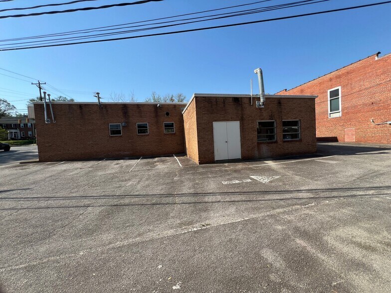 More Photos Of 166 N Logan St, Marion General Retail For Sale