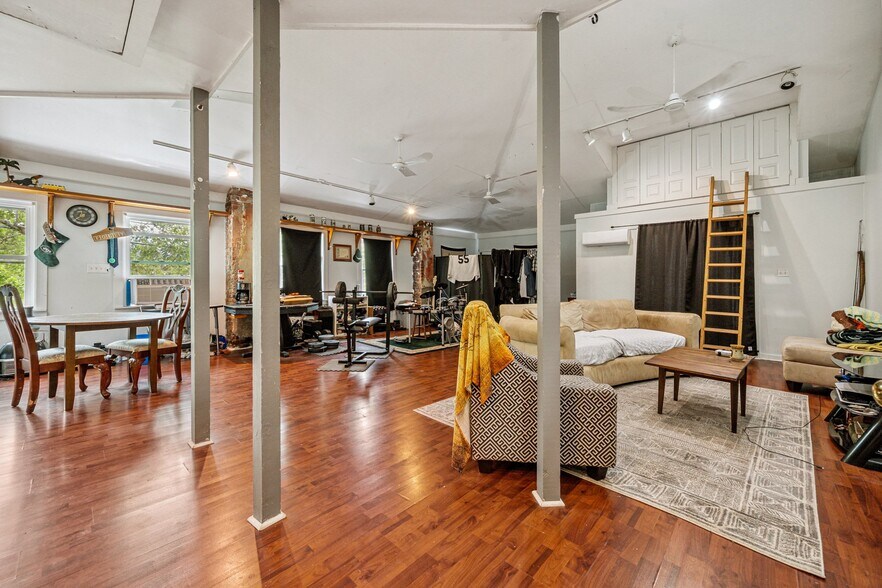 More Photos Of 315-317 Castle St, Wilmington Storefront Retail Residential For Sale