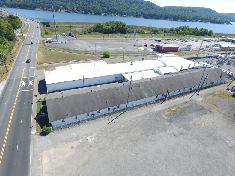 More Photos Of 2415 Lusk St, Guntersville Warehouse For Lease