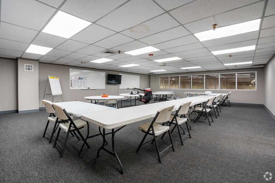 More Photos Of 650 S 23rd St, Beaumont Warehouse For Lease