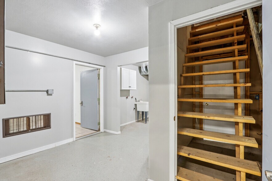 More Photos Of W9231 Bobolink Rd, Reeseville Warehouse For Sale