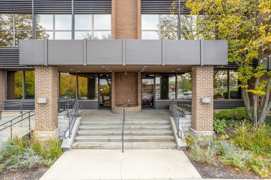 More Photos Of 1200 Roosevelt Rd, Glen Ellyn Office For Lease