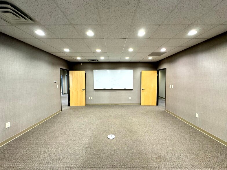 More Photos Of 8902 Vincennes Cir, Indianapolis Light Distribution For Lease