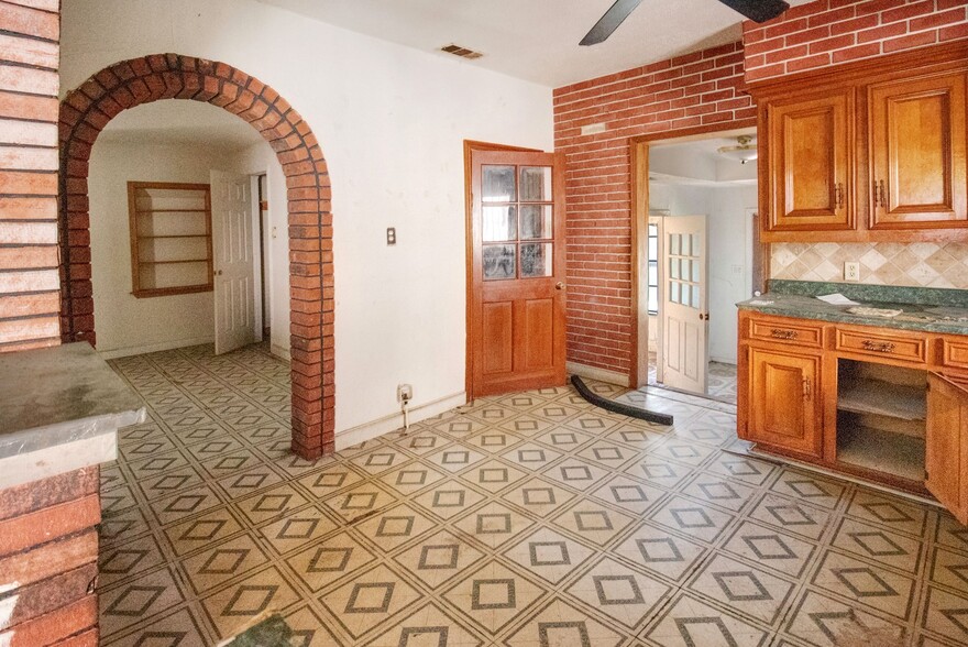 More Photos Of 1333-1335 Yale St, Houston General Retail For Sale