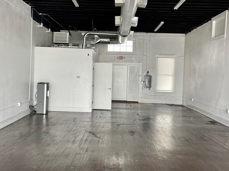 More Photos Of 1427 N Austin St, Seguin Flex For Lease