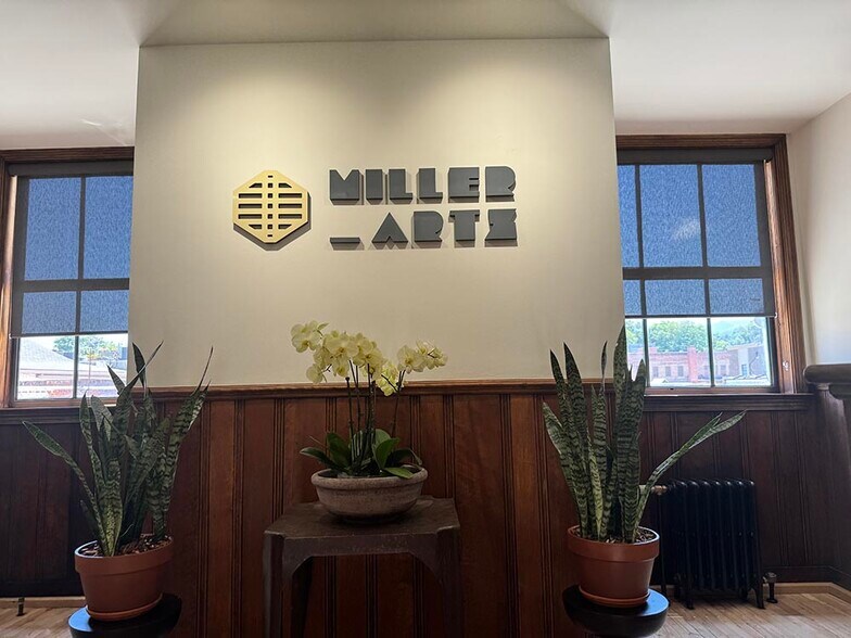 Primary Photo Of 316 1/2 E Main St, Johnson City Storefront Retail Office For Lease