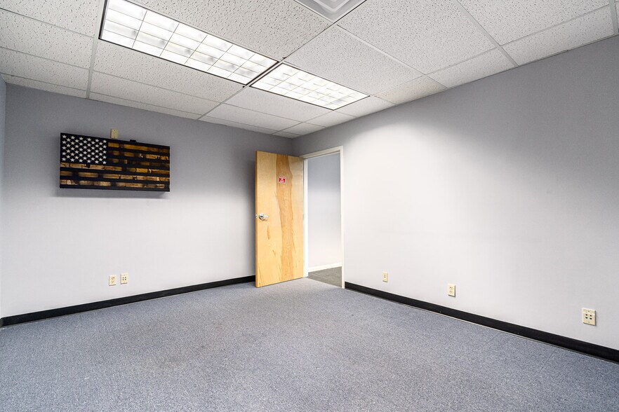 More Photos Of 617 Mulberry St, Elizabethtown Office For Sale