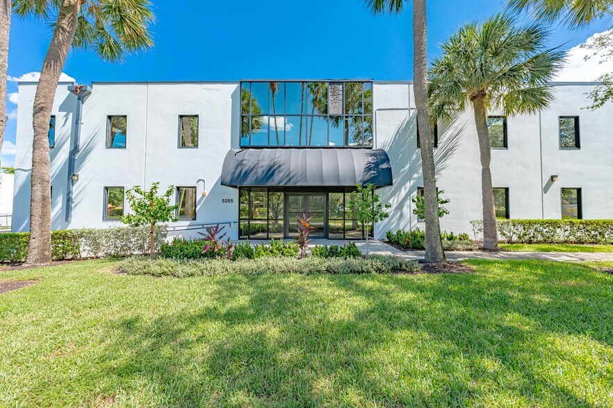 More Photos Of 5255 NW 159th St, Miami Lakes Distribution For Lease