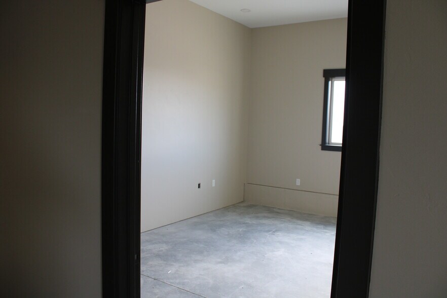 More Photos Of 61 W 465 N, Blackfoot Light Manufacturing For Lease