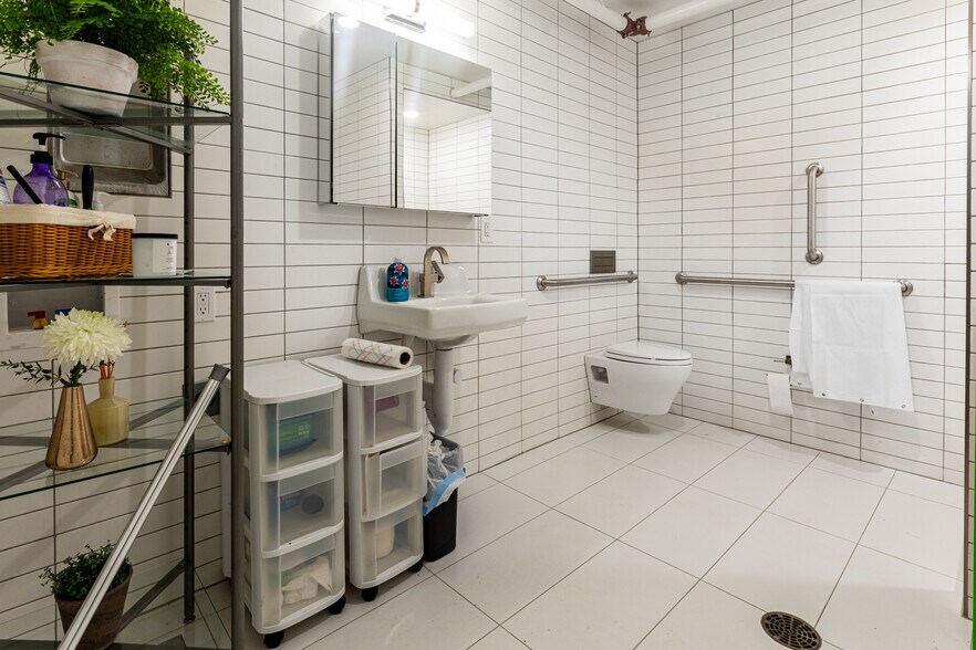 More Photos Of 4554 Forestdale Dr, Park City Light Distribution For Lease