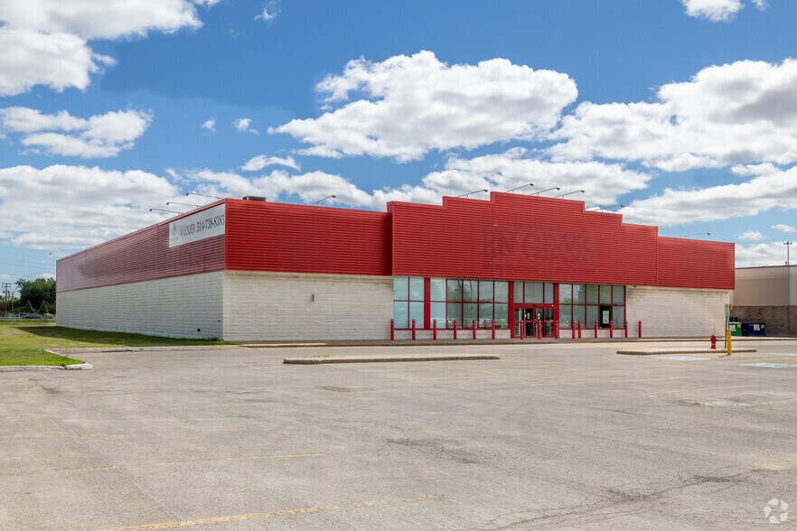 More Photos Of 1000 Hwy Chomedey, Laval Freestanding For Lease