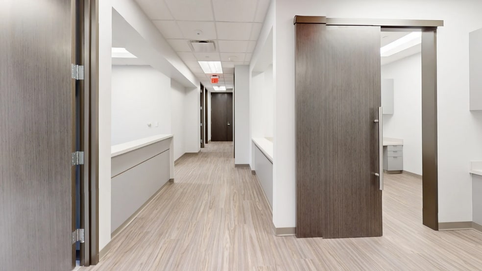 More Photos Of 7737 Southwest Fwy, Houston Unknown For Lease