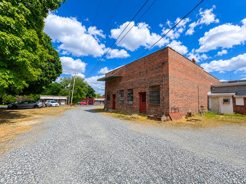 More Photos Of 104 W Swannanoa Ave, Liberty General Retail For Sale