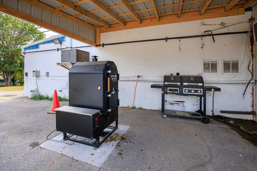 More Photos Of 4053 Hwy E, Oak Ridge Storefront For Sale