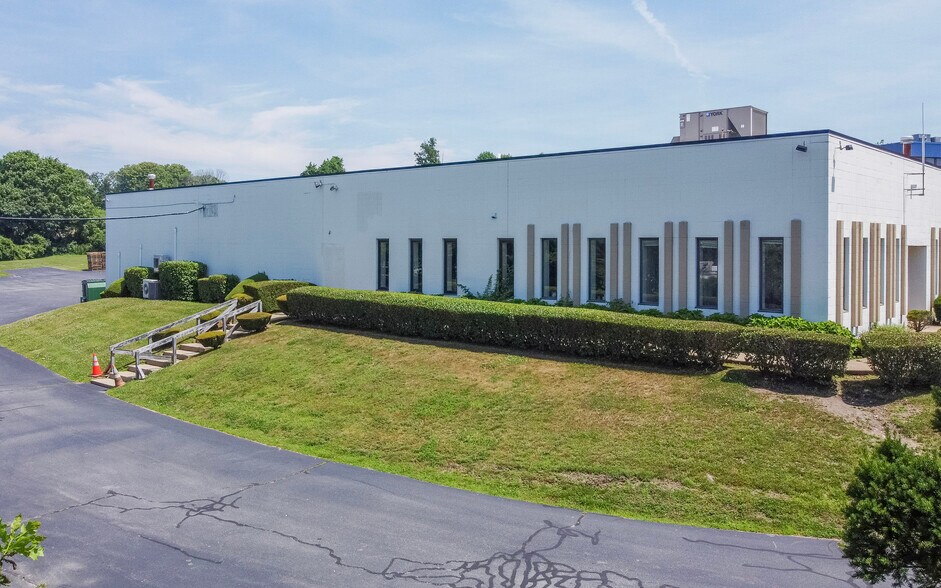 More Photos Of 72 Johnny Cake Hill Rd, Middletown Distribution For Sale