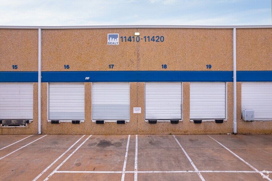 More Photos Of 11410-11420 Mathis Ave, Farmers Branch Distribution For Lease