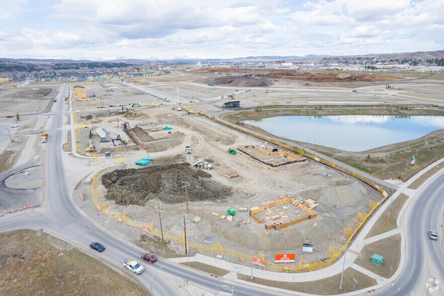 More Photos Of 264 Park St, Cochrane Convenience Store For Lease